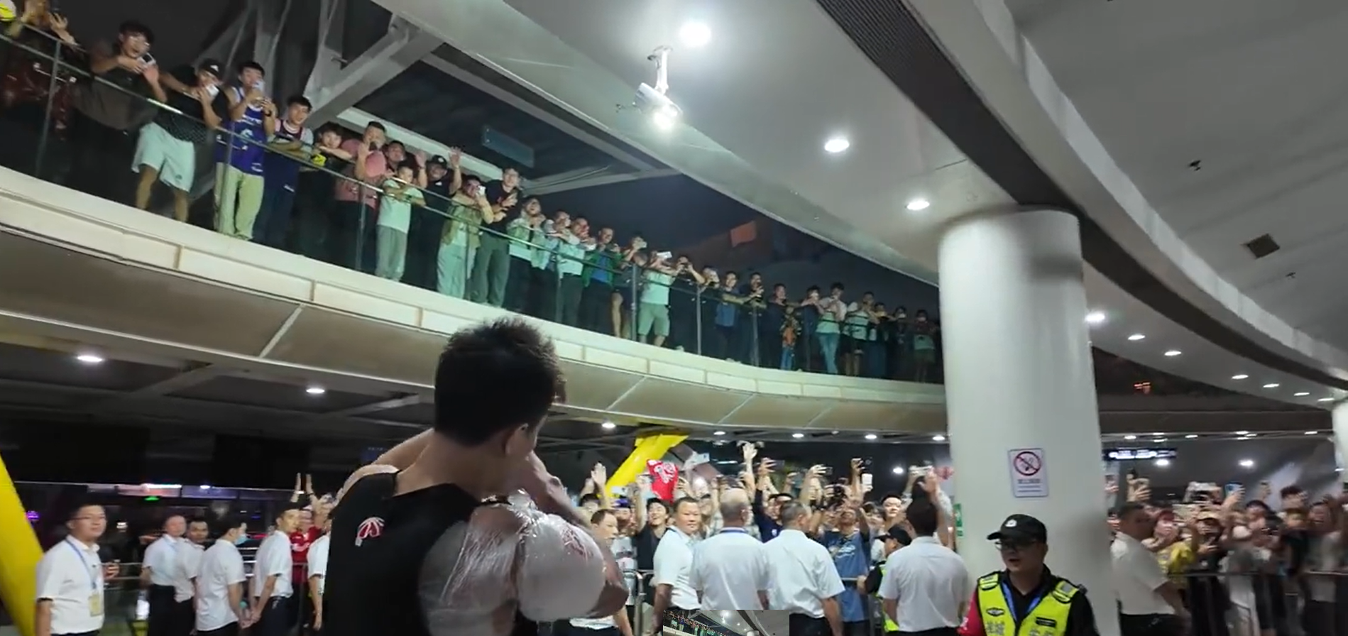 卫冕冠军遭遇意外失利，球迷围观转播现场