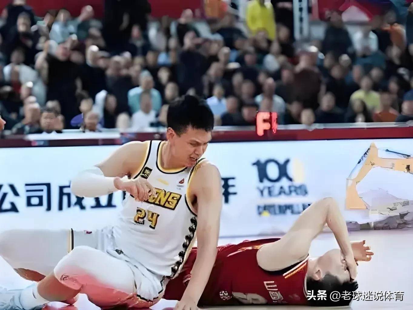 中锋球员膝盖受伤退出本赛季