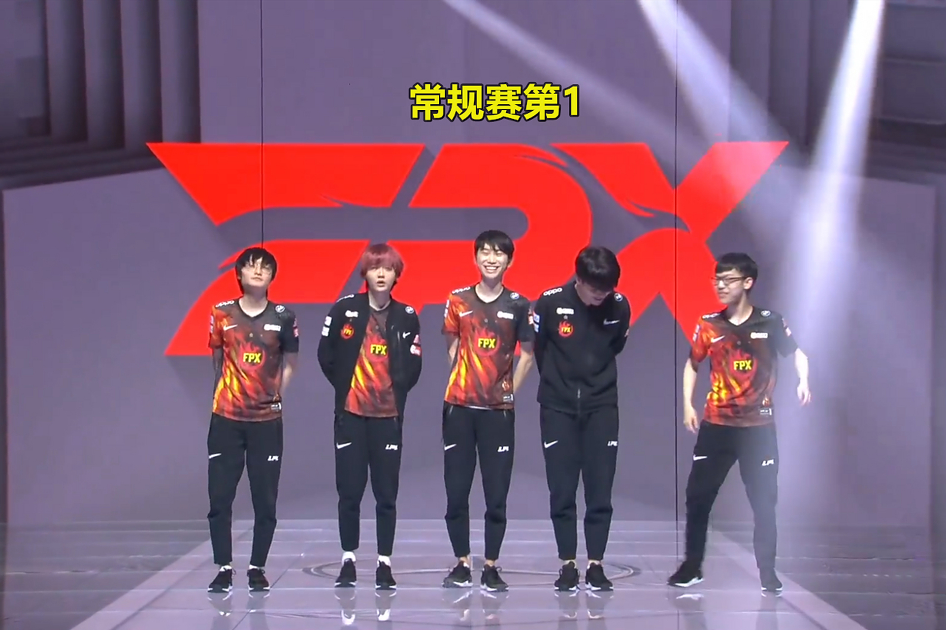 FPX血洗EDG，Knight操刀奇招英雄翻盘顶尖较量小组赛，引爆全场热议