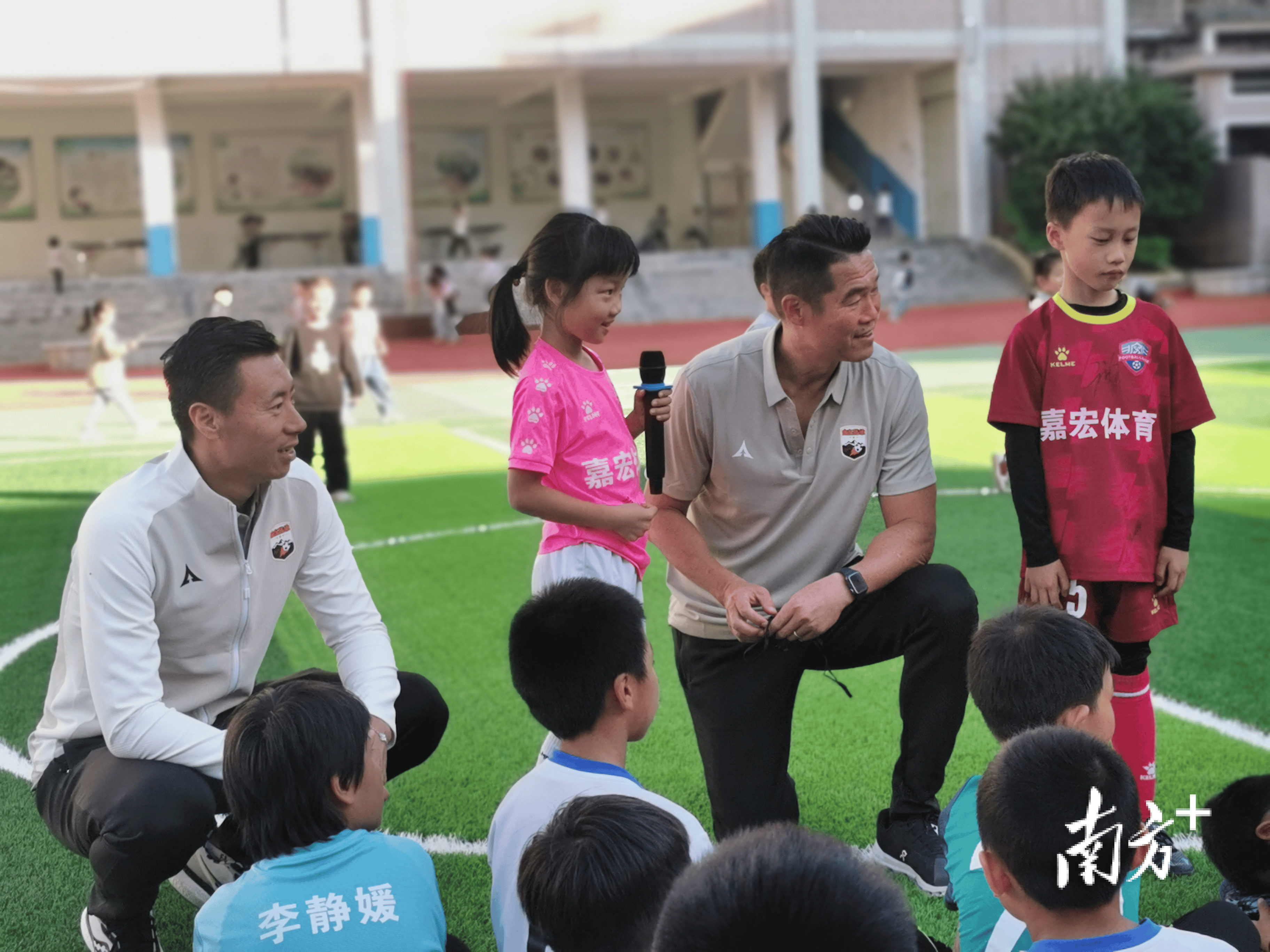 开云官网-足球明星现身慈善活动，传递正能量