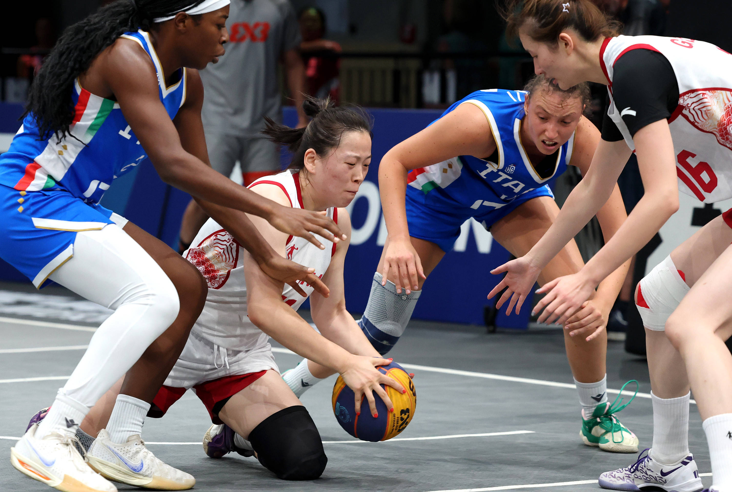 引人入胜的女子篮球联赛持续火热