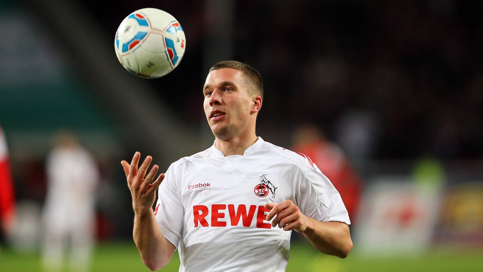 绿茵与硬木的跨界交响，当欧冠决赛化身鹈鹕火力压制北京队的奇幻夜